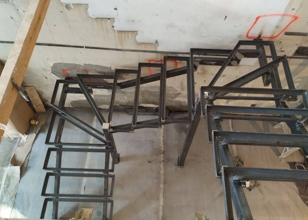 Εξωτερική μεταλλική σκάλα, Πρωταράς