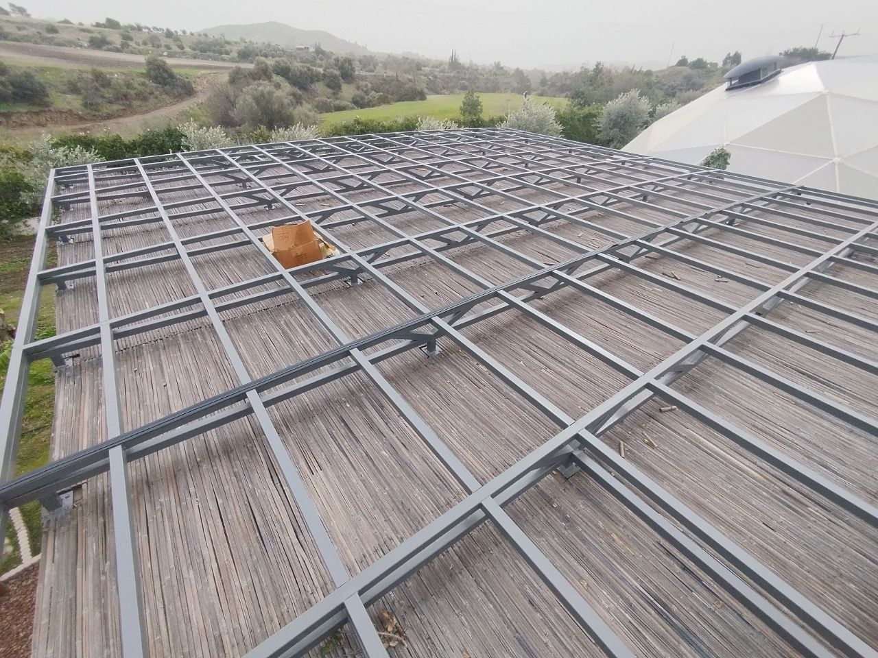 Μεταλλικός σκελετός πέργκολας με σκέπαστρο από καλάμι, Κύπρος