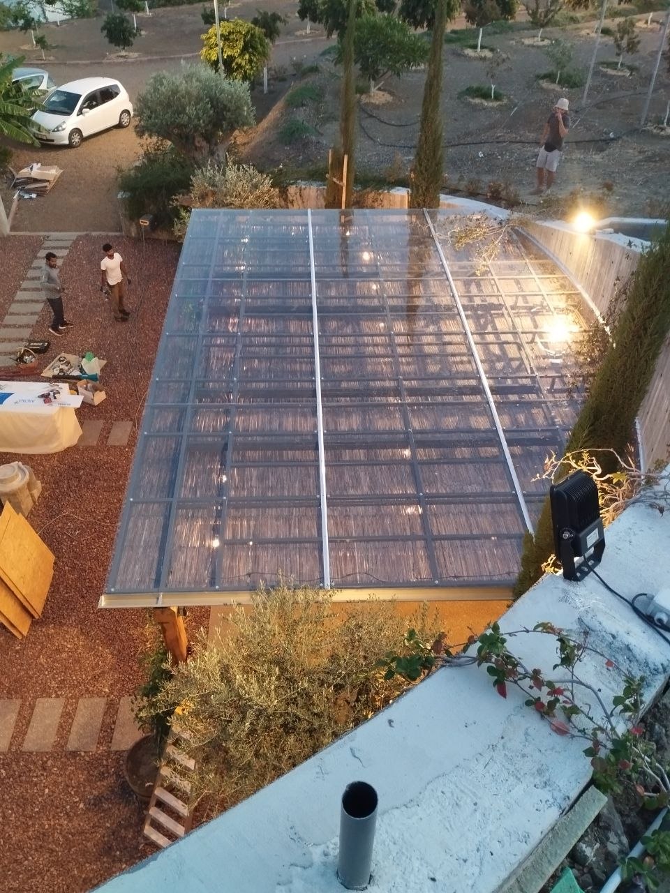 Δοκοί μεταλλικής πέργκολας πάνω από βεράντα